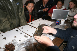 Exposition des découvertes archéologiques de l’été dans le qarmaq, près des bureaux d’Avataq à Inukjuak, 2007