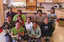 Apprenties à l'atelier de Tasiujaq (photo de Marv Cain)