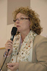 Marguerite Blais, Ministre chargée des Aînés du Québec, s'adresse aux aînés à la fin de sa consultation d'une demi-journée tenue au cours de la Conférence des Aînés