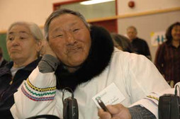 Isaki Padlayat de Salluit, ré-élu au conseil d'administration de l'Institut. Les autres membres du conseil sont : Jeannie Nungaq (Kangirsuk), Ida Saviadjuk (Salluit), Minnie Itidloie (Kangiqsujjuaq). Charlie Arngak est ré-élu à la présidence.